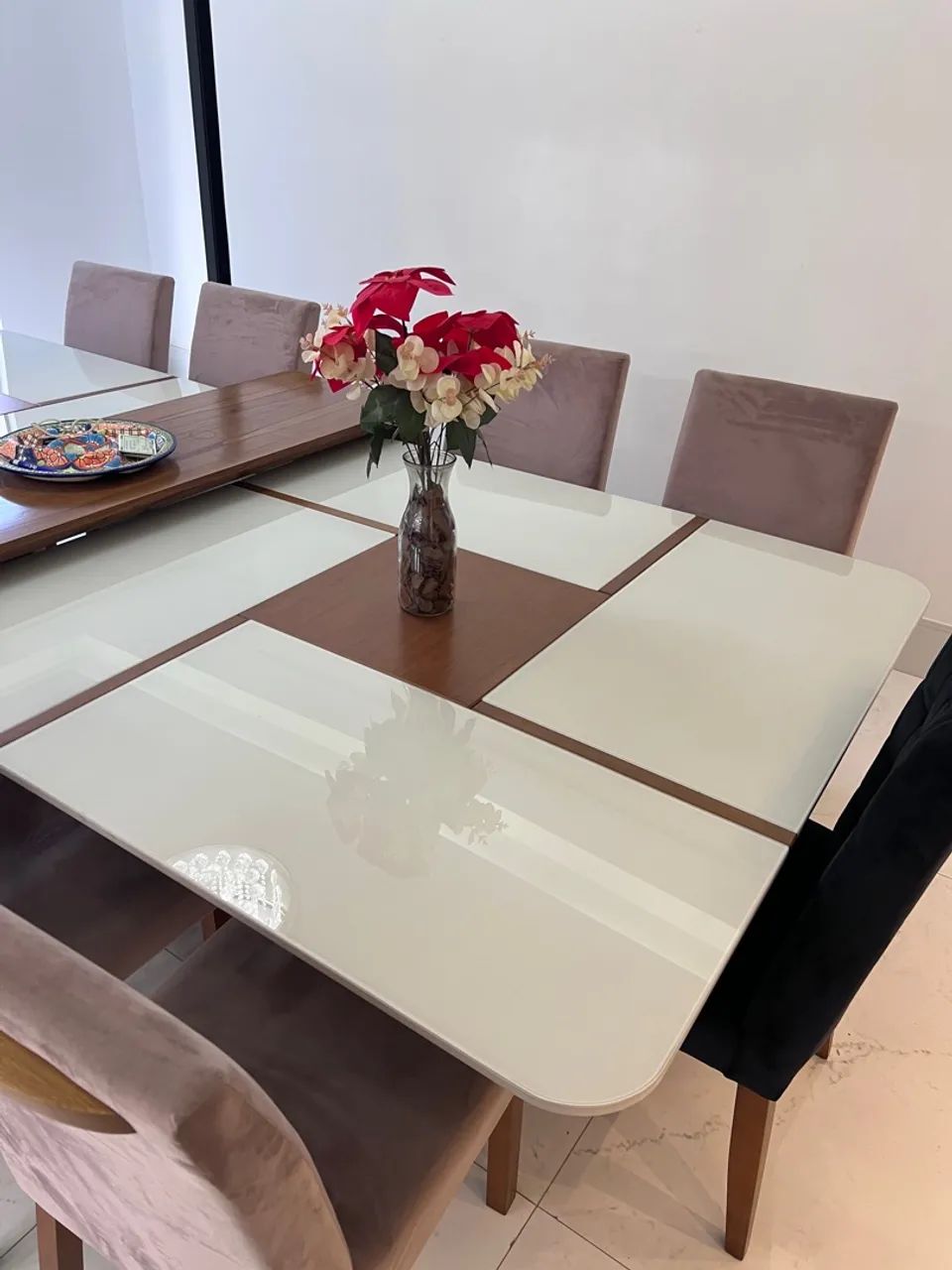 Mesa de Jantar Elegante com Detalhes em Madeira e Vidro - Foto 4