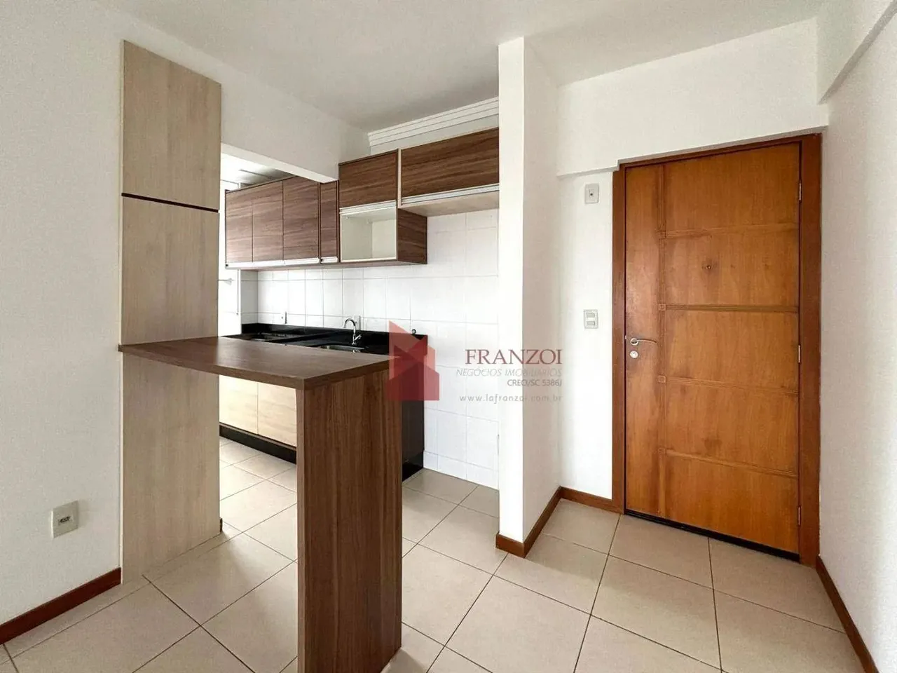 LOCAÇÃO: apartamento semiMOBILIADO na Vila Operária - Itajaí/SC