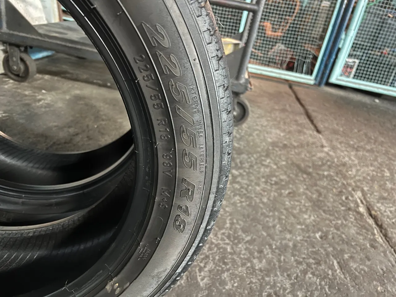 Pneu 225/55 R18 em ótimo estado