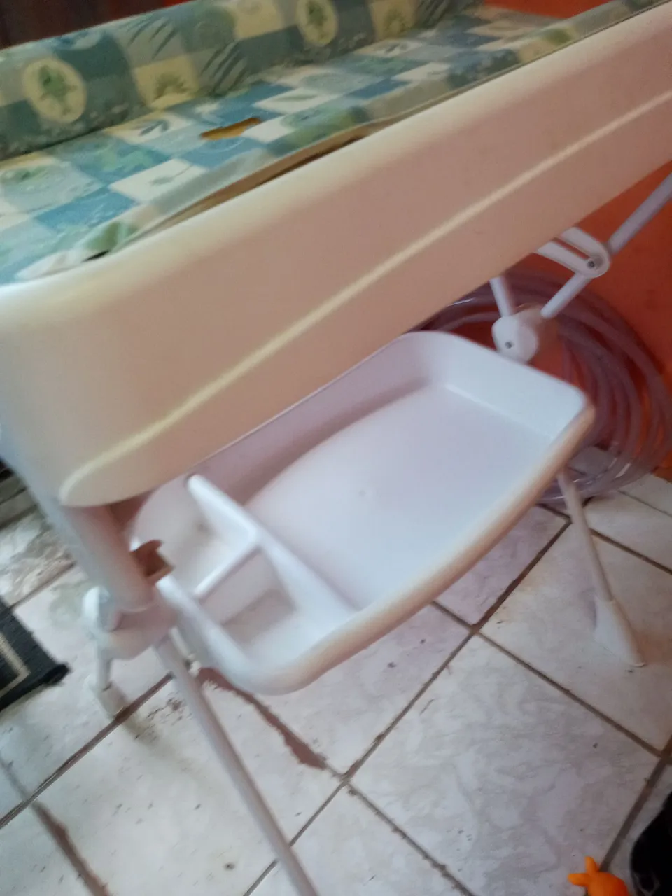 Trocador de Bebê usada mas boa, porem com um pequeno defeito!