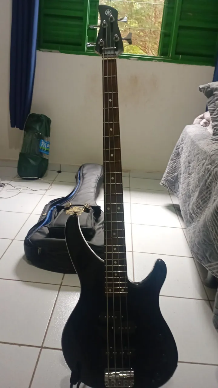 Baixo Yamaha