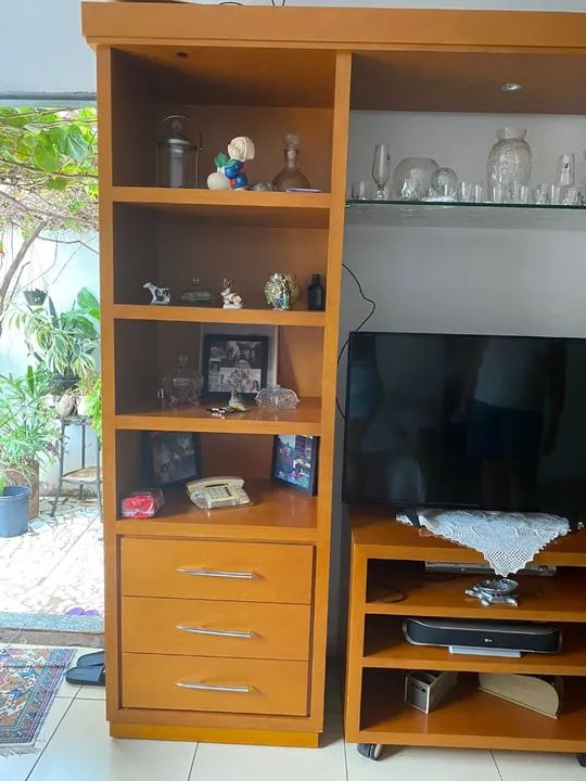 Rack de madeira para TV com prateleiras