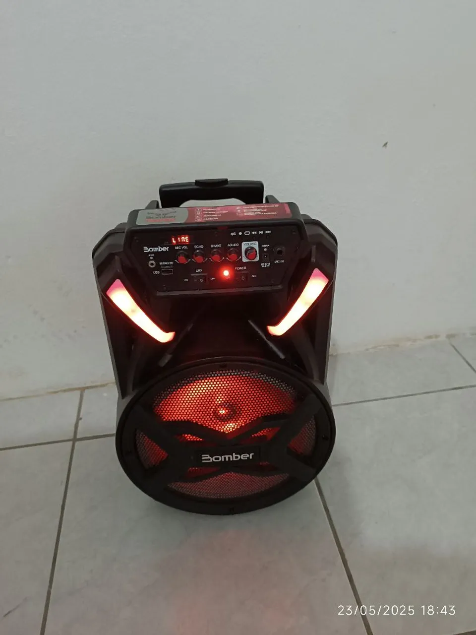 Caixa de Som Bomber com LED - Som Potente e Design Moderno