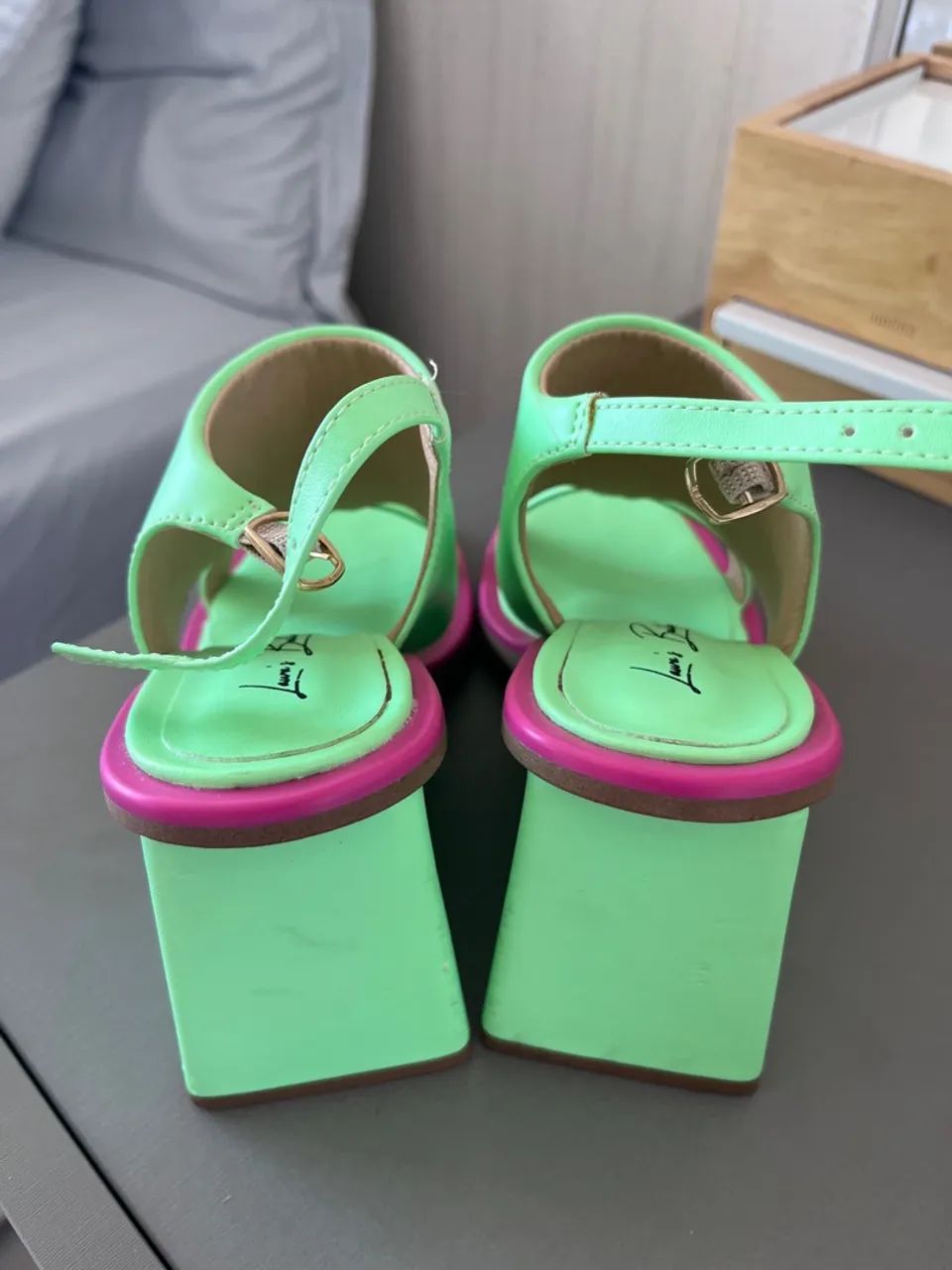 Sandália Verde com Detalhe Rosa - Linda e Moderna