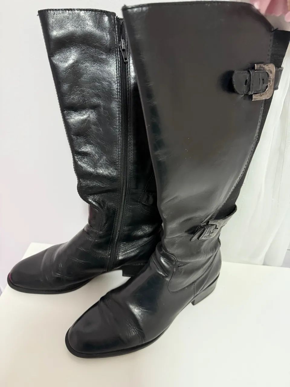 Botas de couro preta em ótimo estado - Foto 3