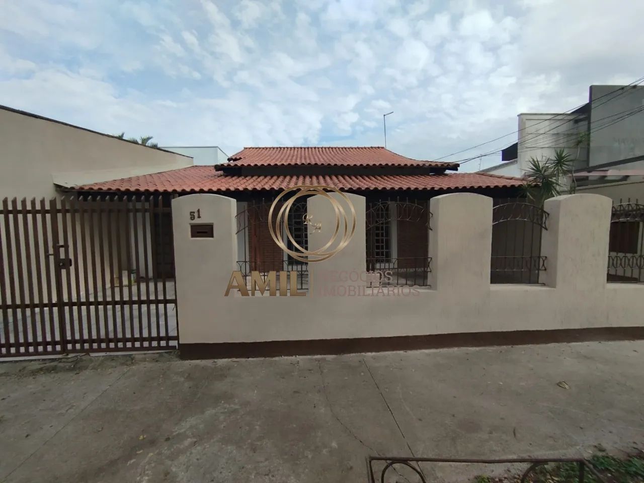 LJR RA AMIL Aluga Casa Comercial / 5 Salas / 250m² / Jardim Satélite