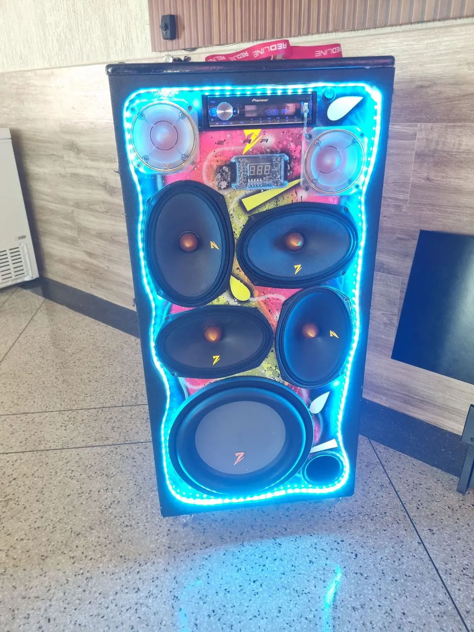 Caixa de som residencial com LED e Pioneer