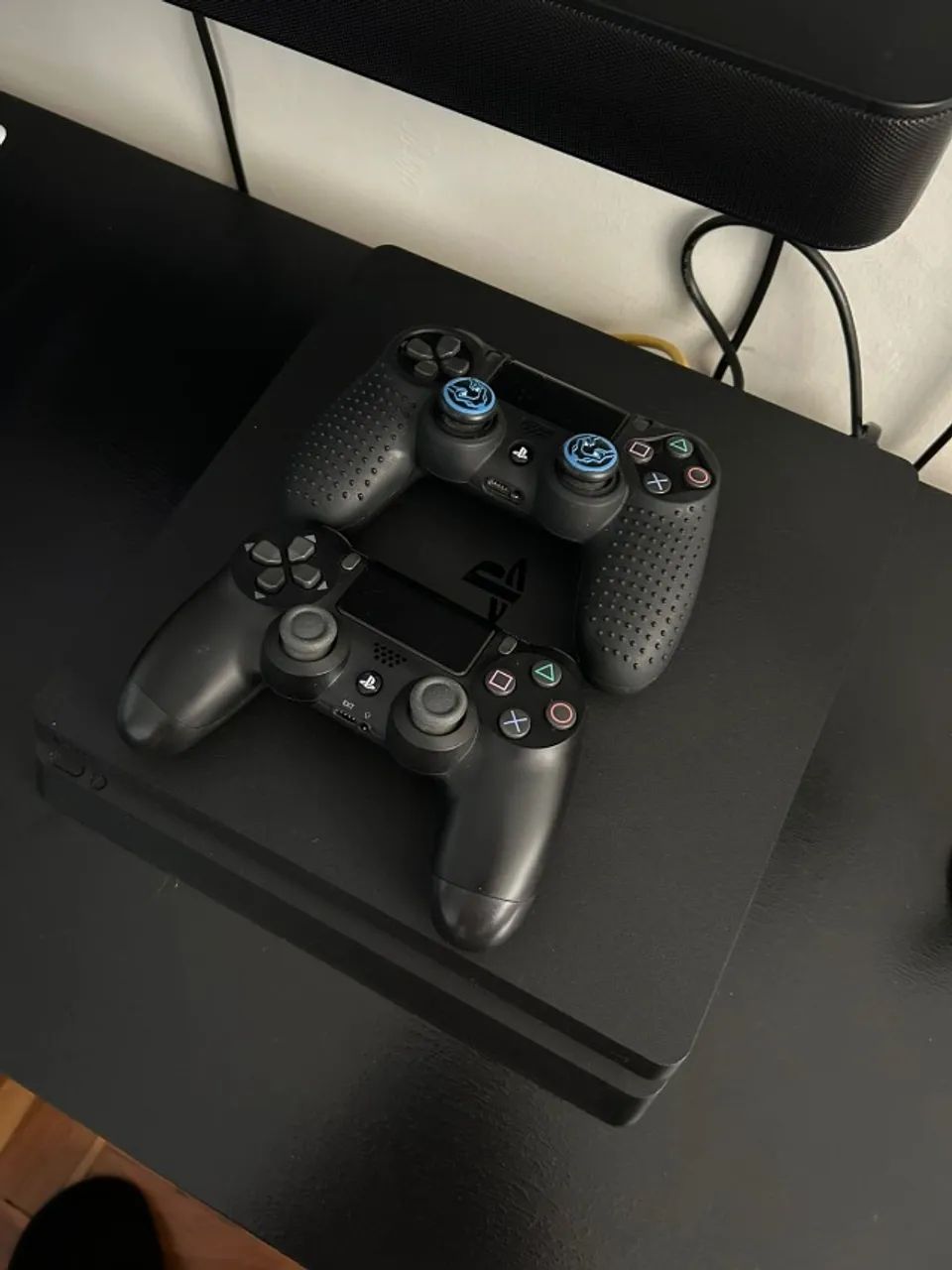 PS4 Slim - 1TB - 2 controles