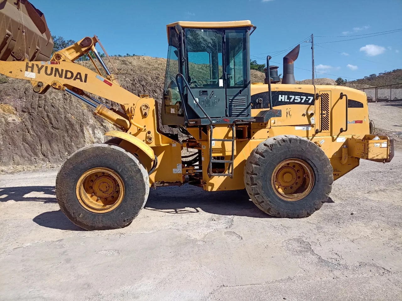 Pá carregadeira Hyundai HL757-7