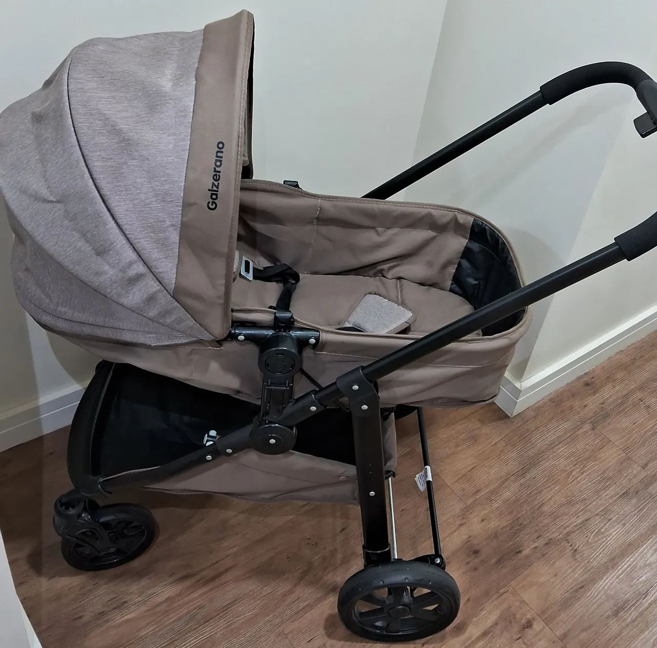 Carrinho com bebê conforto Galzerano 