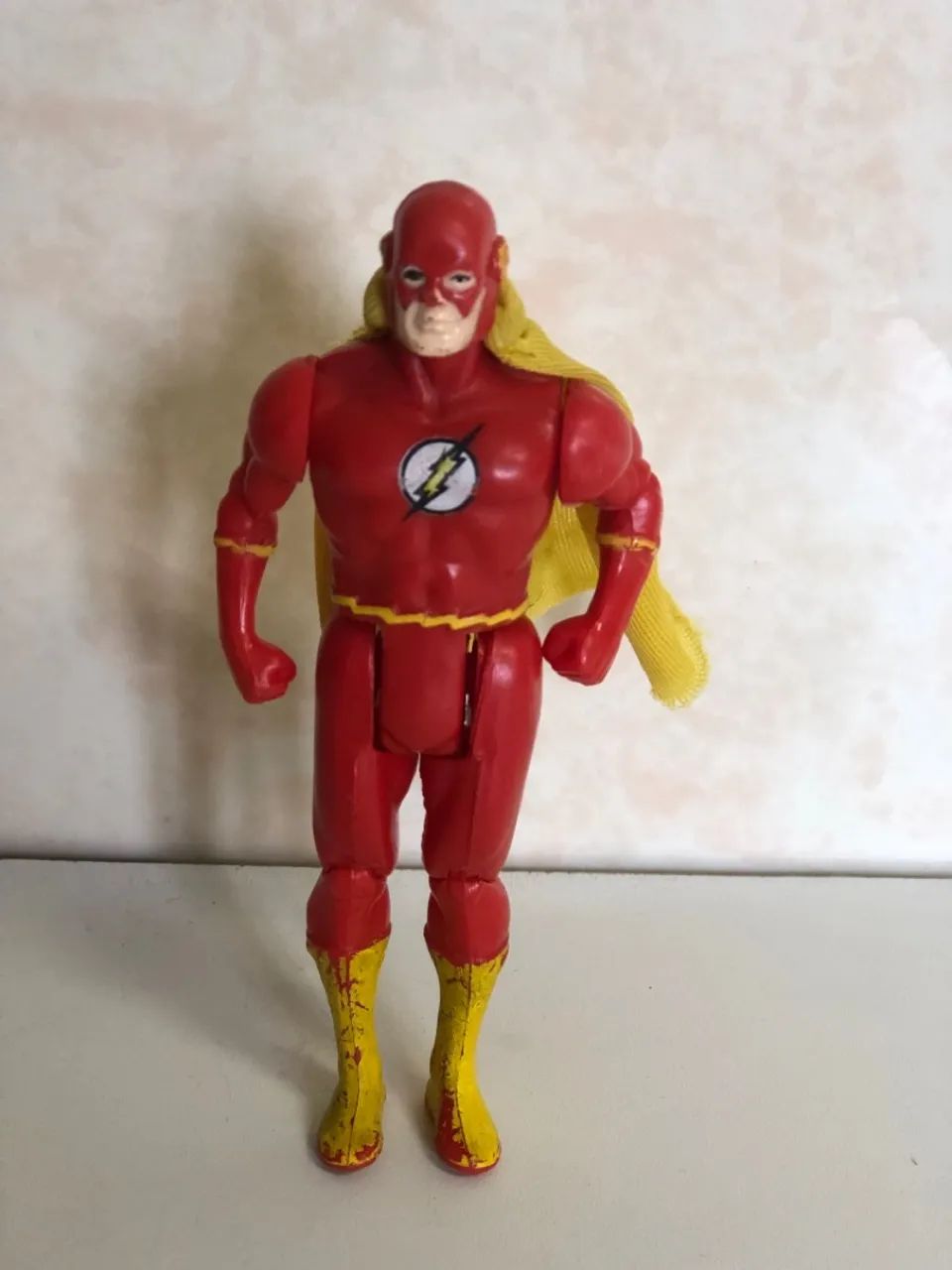Boneco Flash anos 80 ótimo estado, com capa