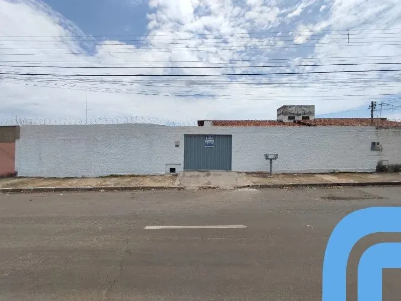Uma excelente casa para locação na Vila Brasília de 03 quantos sendo uma suíte e garagem.