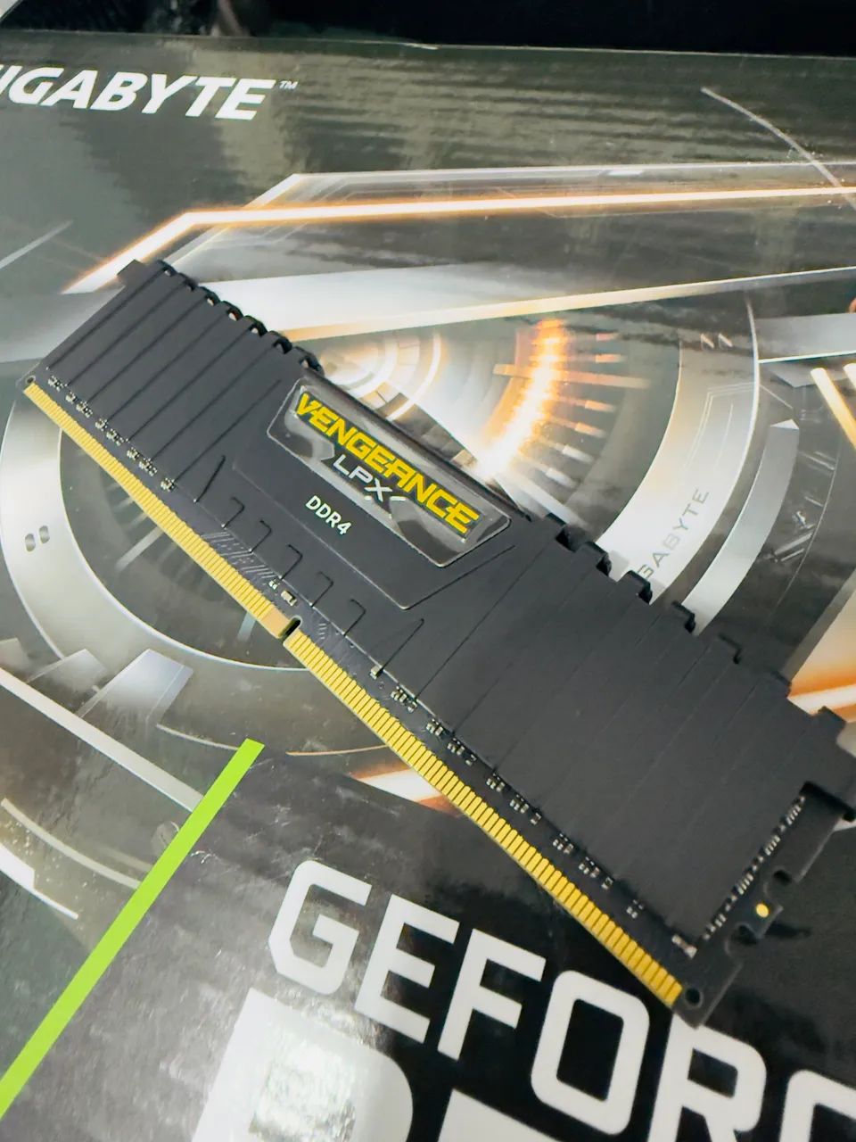 Memória RAM Corsair Vengeance DDR4 8GB 2400mhz.