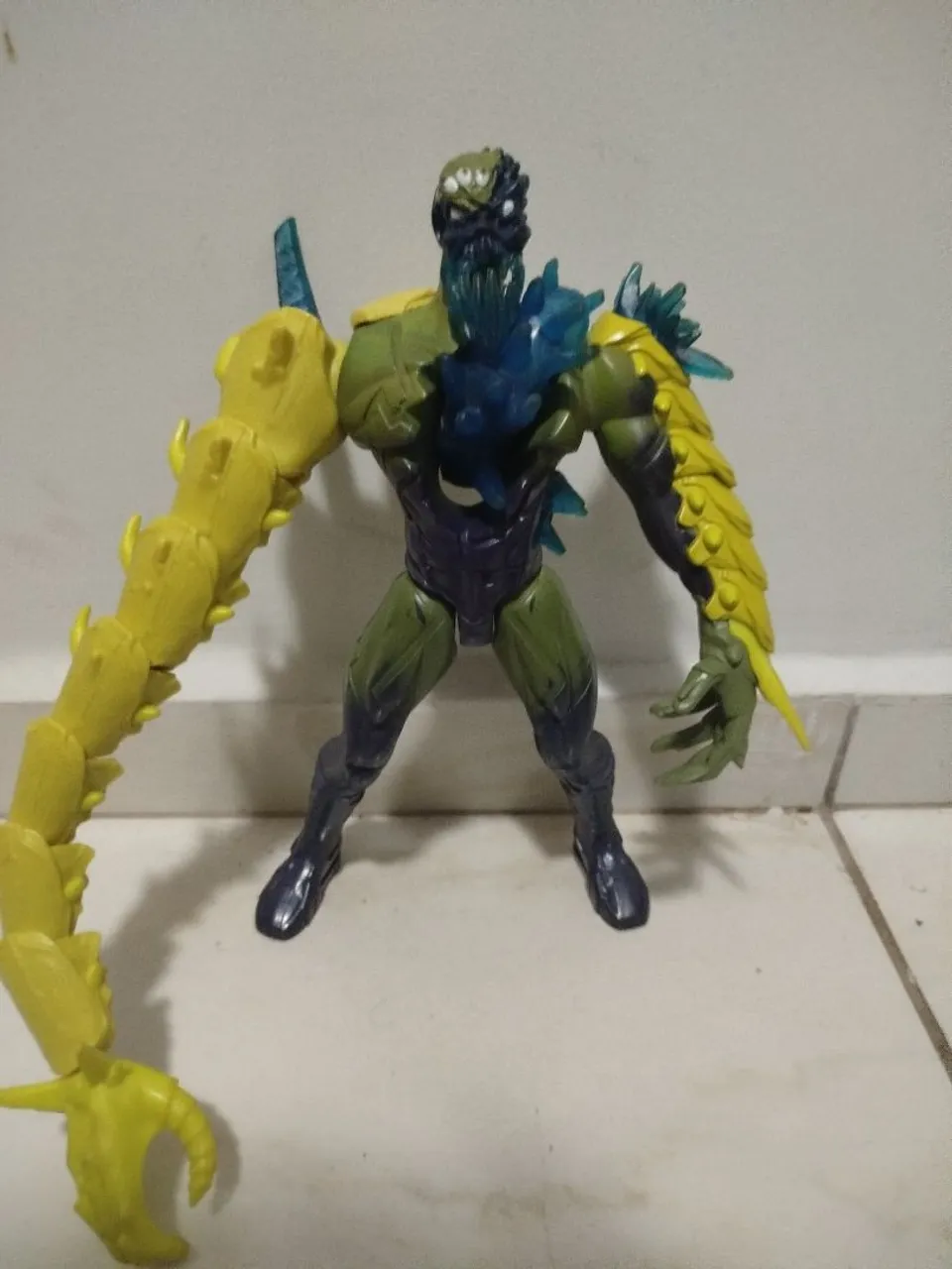 Extroyer mega larva Max steel usado