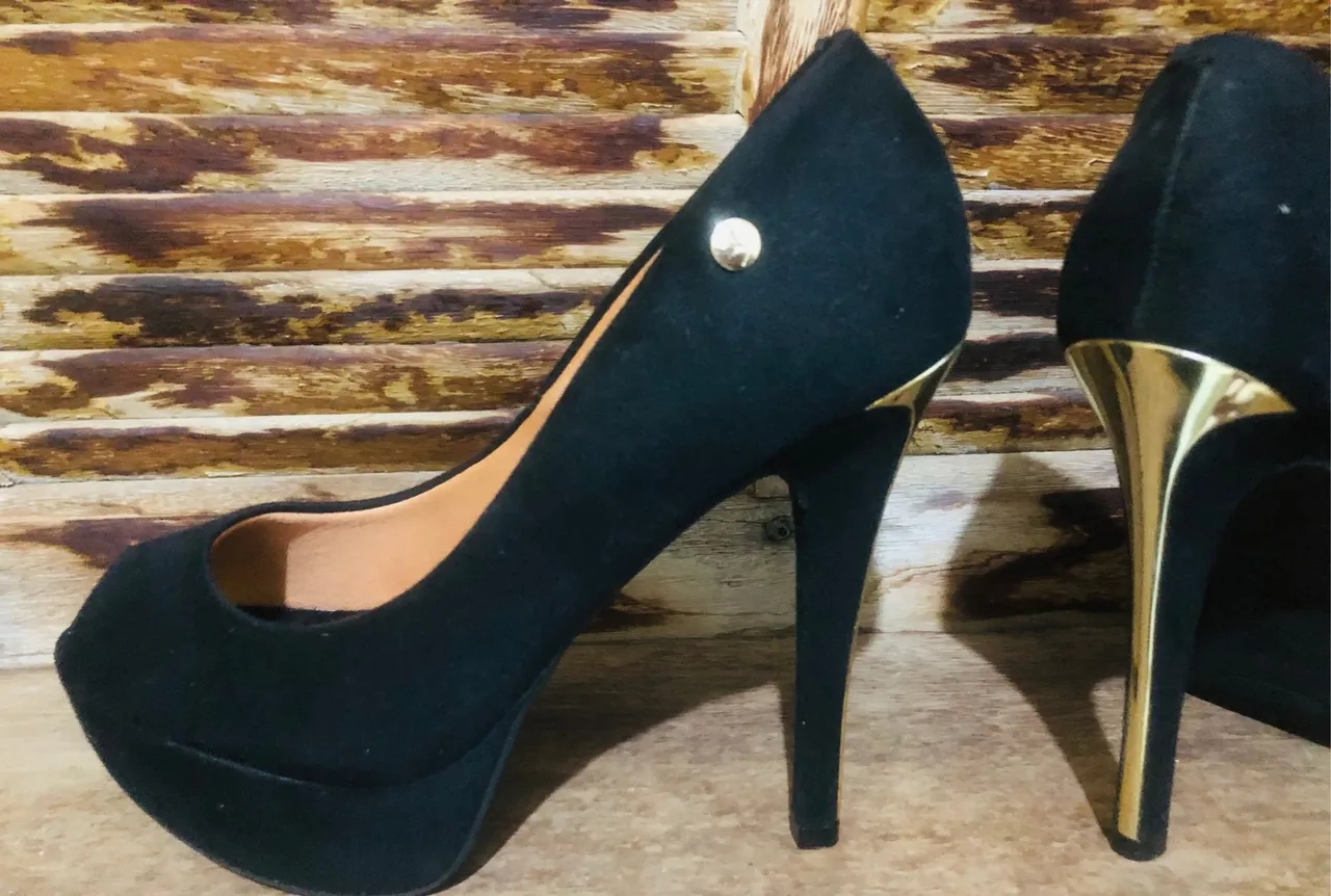 Sapatos de salto alto preto