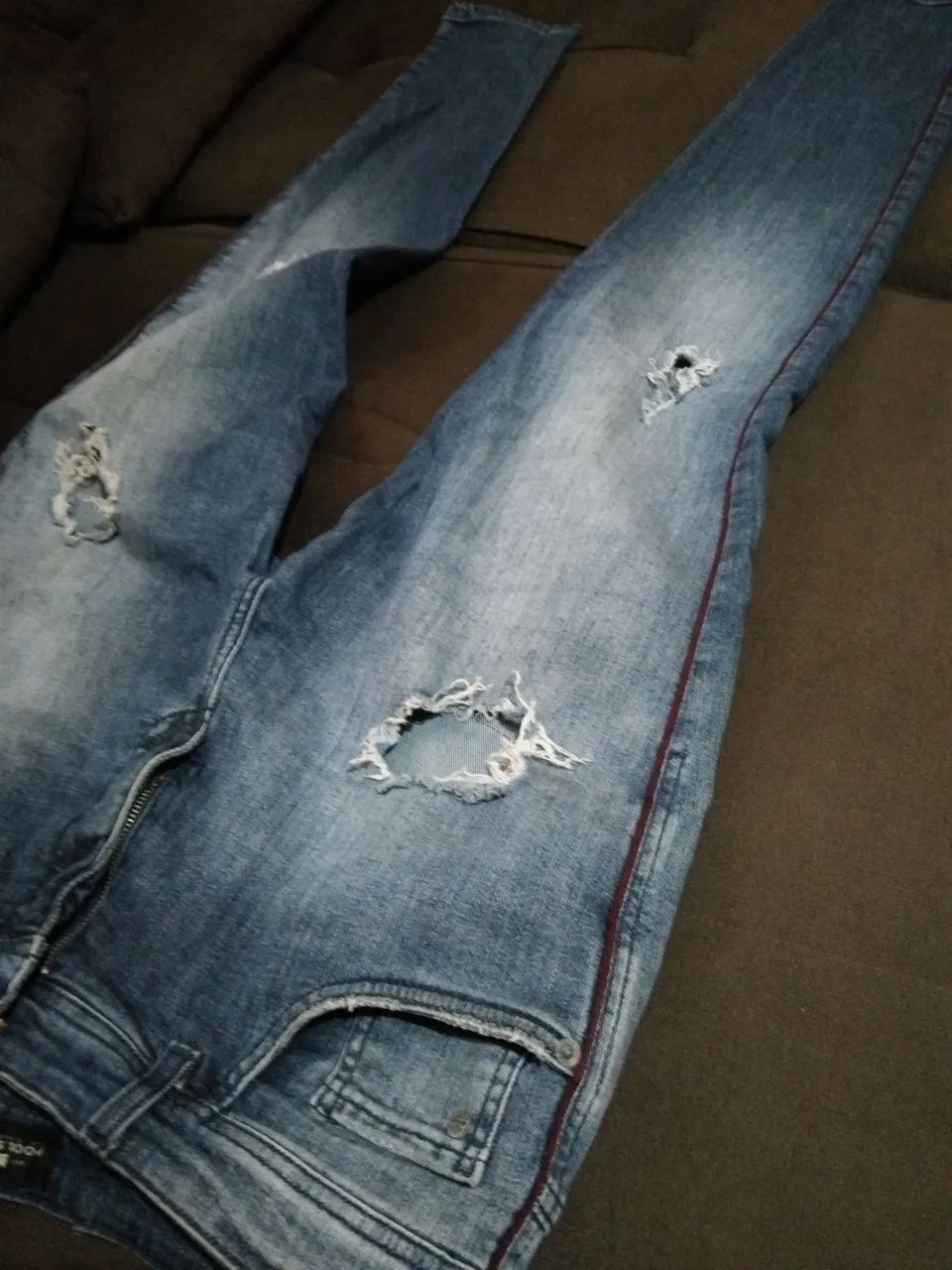 Calça Jeans Destroyed com Detalhe Lateral