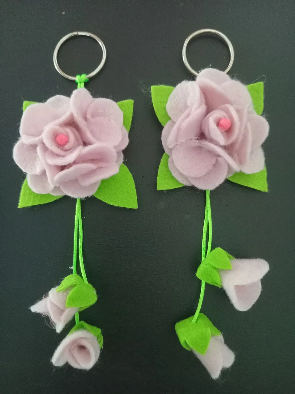 Chaveiro de feltro com flor 7,00