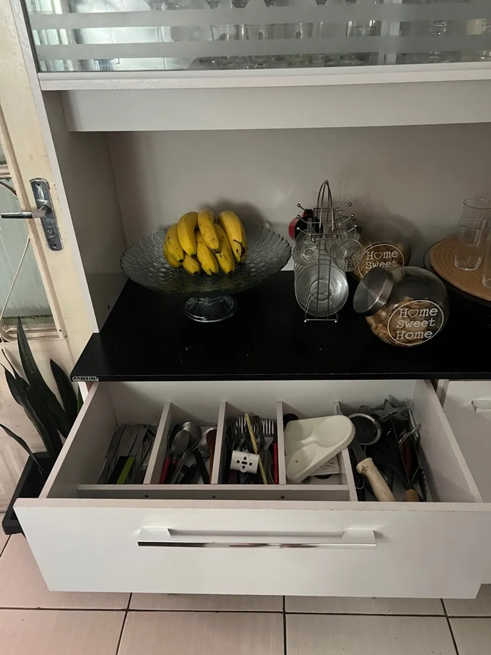 Mobiliário de cozinha com gaveta de talheres