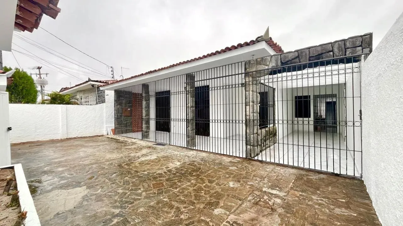 Imóvel para aluguel possui 308 metros quadrados com 5 quartos em Estados - João Pessoa - P