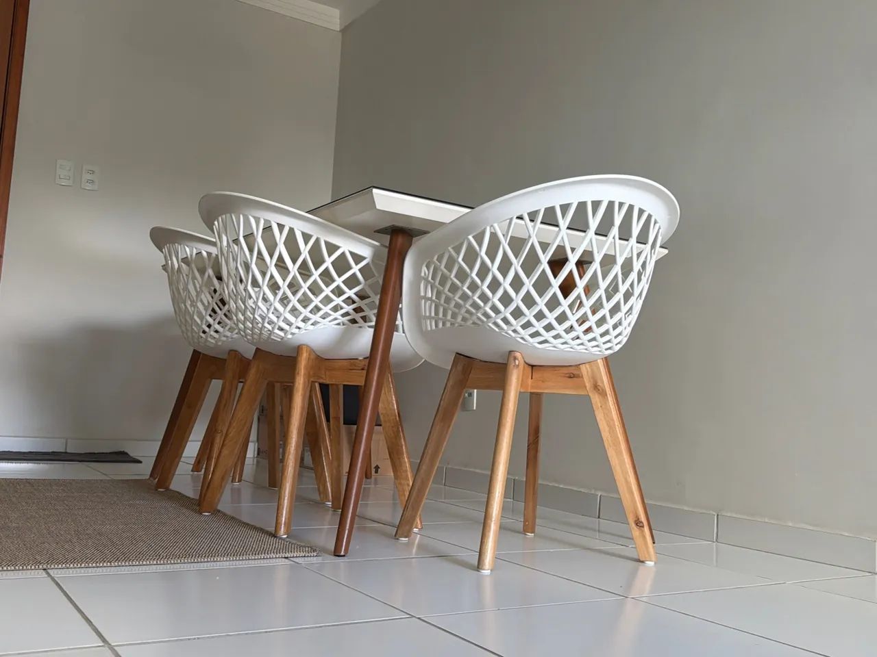Mesa em laca com 04 Cadeiras 