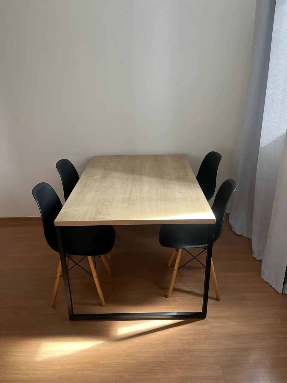 Conjunto mesa industrial e 4 cadeiras Eiffel