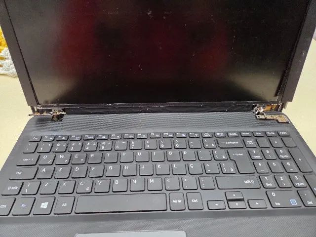 Notebook Samsung funcionando - 4GB RAM - defeitos nas dobradiças - Foto 4