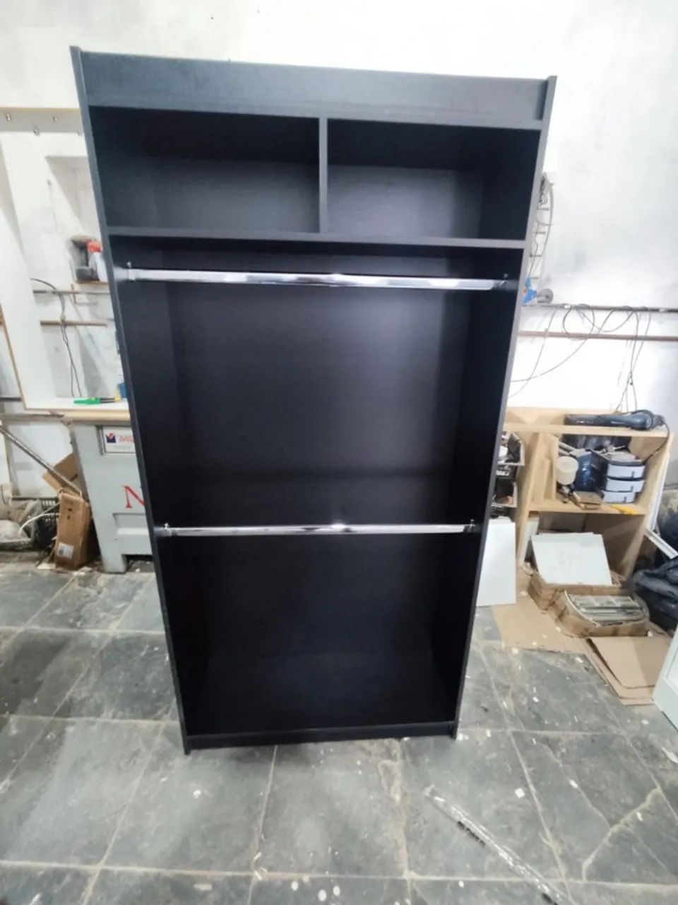 Moveis para loja de roupas - Cabideiro duplo com nichos 