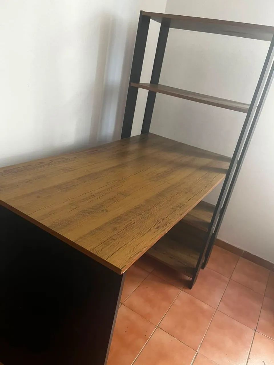 Mesa de escritório usada com prateleiras - Foto 4
