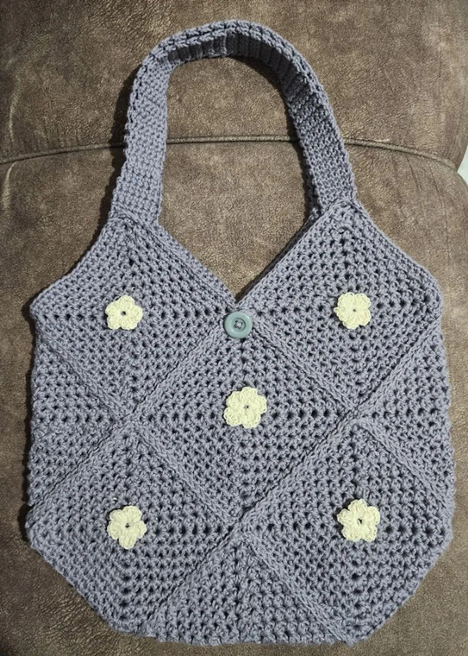 Bolsa Square de Crochê - cor Cinza com flores aplicadas