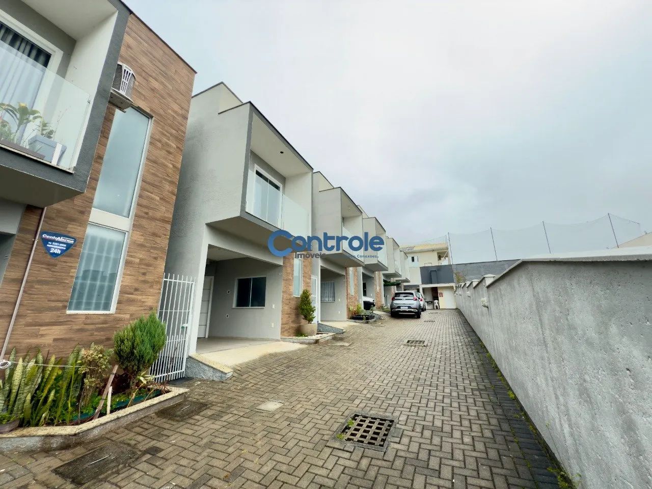 Sobrado em condomínio fechado com 2 suítes.