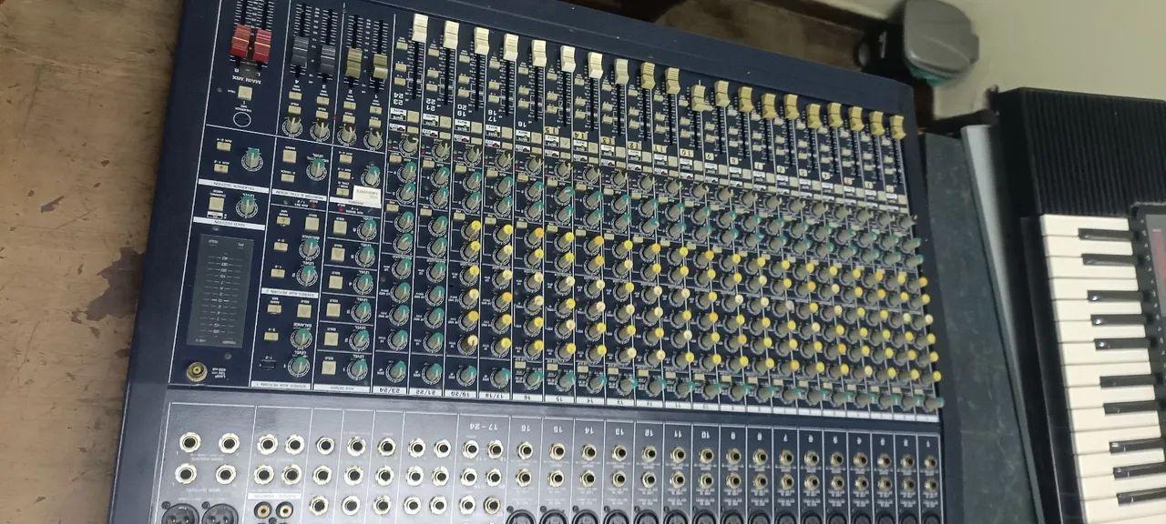 Mesa Behringer 24 canais  - Foto 4