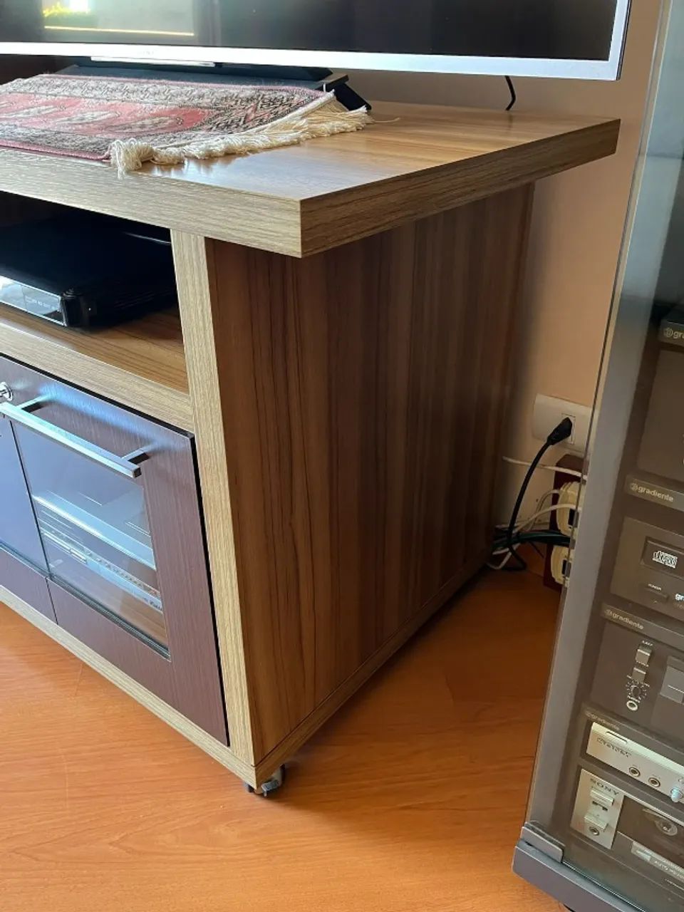 RACK EM MDF COM PORTAS DE VIDRO E RODÍZIOS (C003) - Foto 3