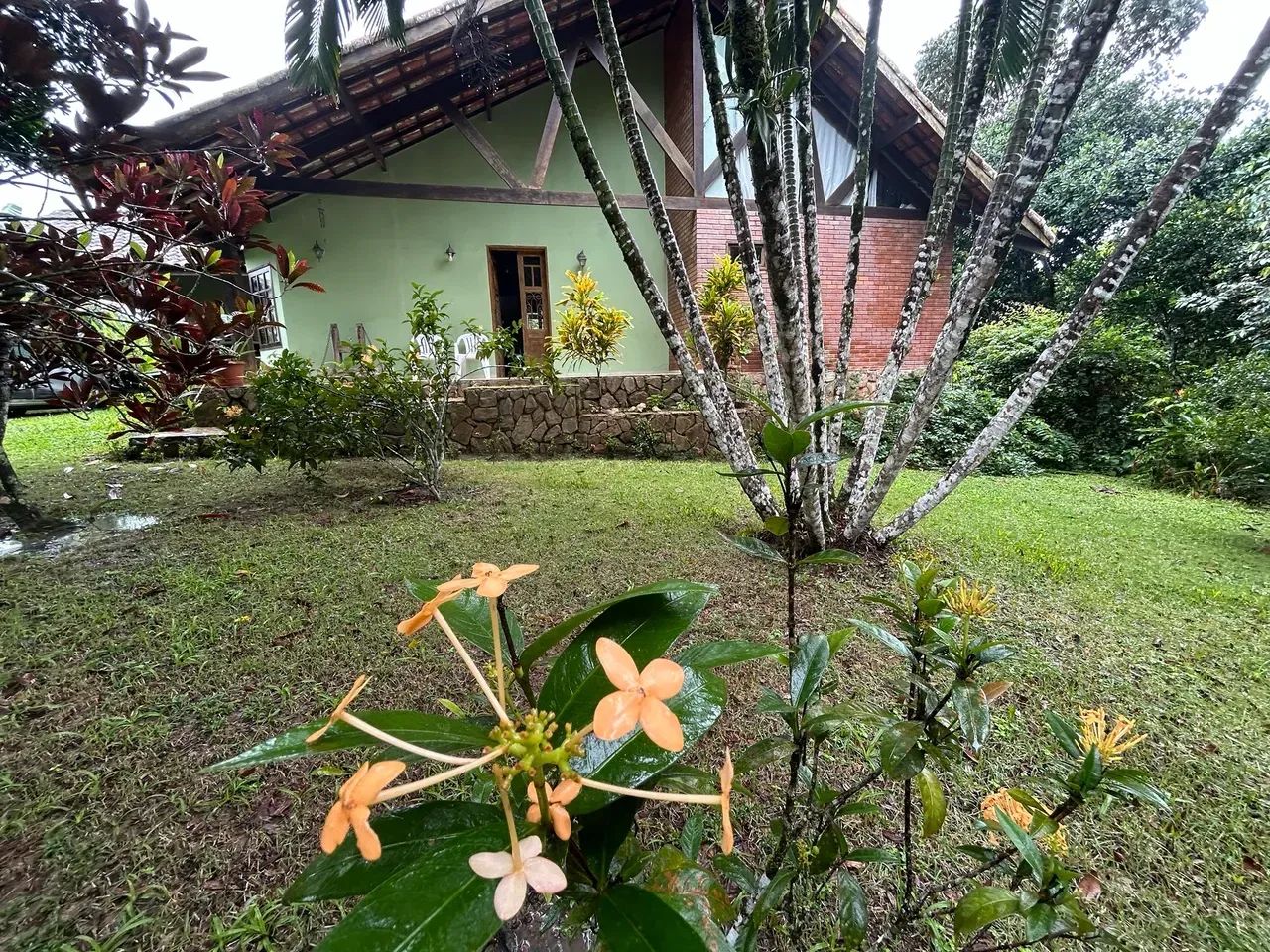 Alugo linda casa em condominio