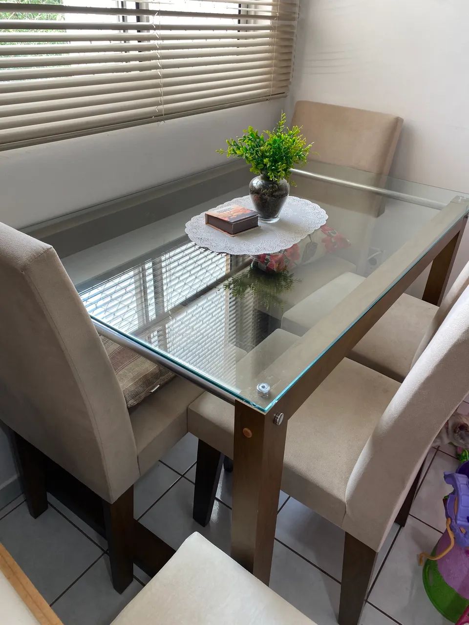 Mesa com tampo de vidro + 4 cadeiras 
