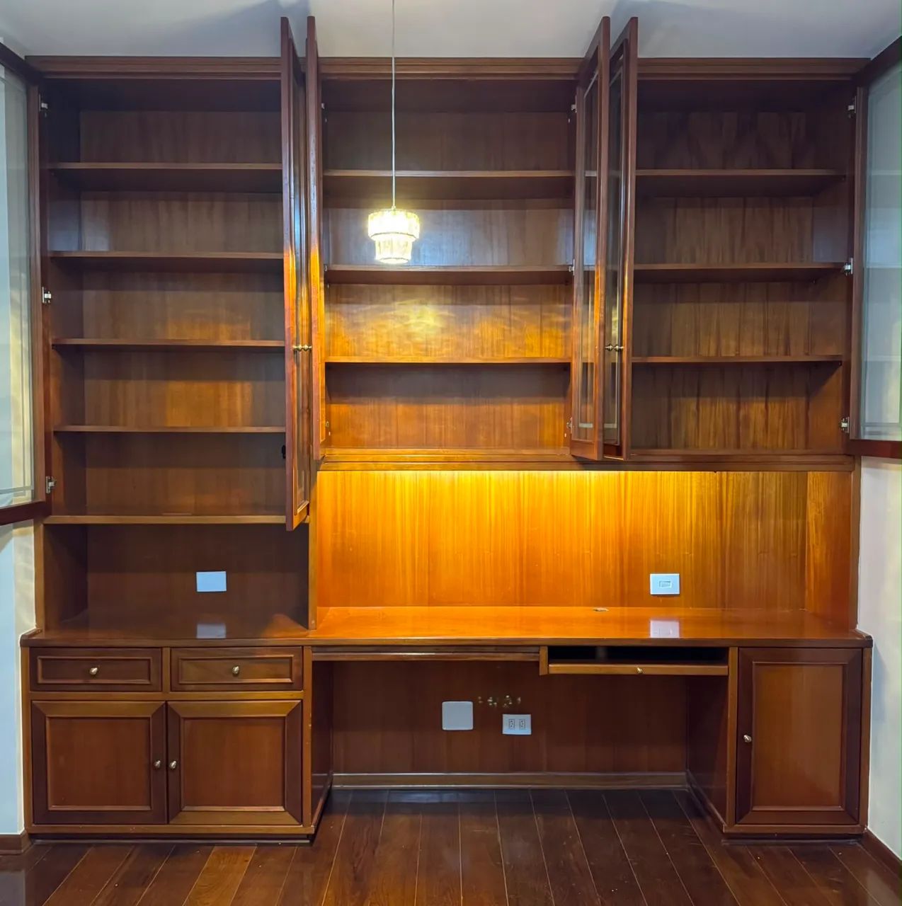 Armário em Mogno Maciço - pode ser utilizado como biblioteca