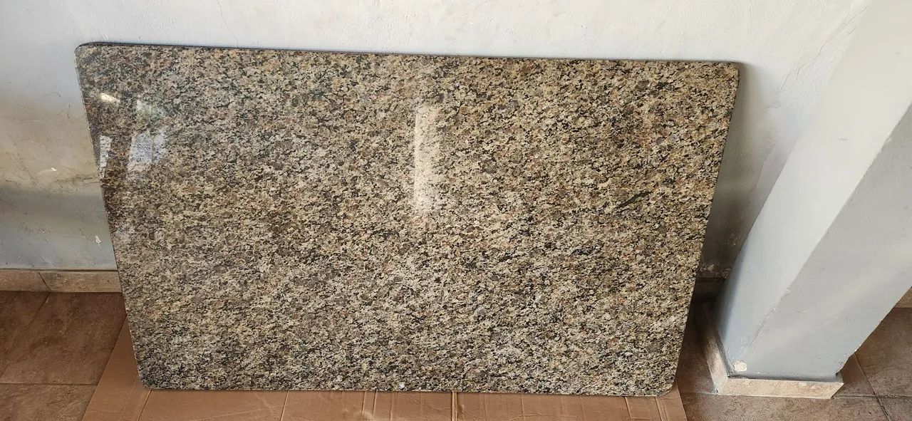 Mesa com tampo de Granito Polido