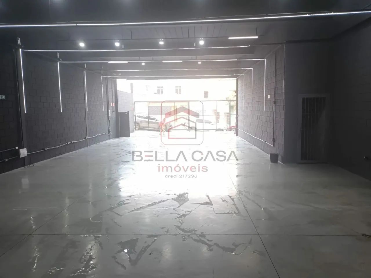 Salão comercial 300m2 2 banheiros 1 sala escritório - Foto 2