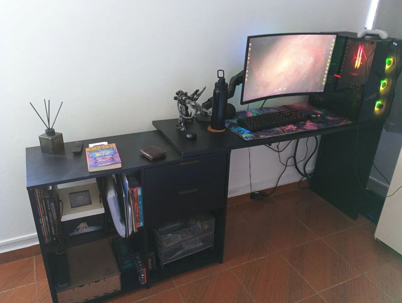 Mesa para escritório com gaveteiro e nicho