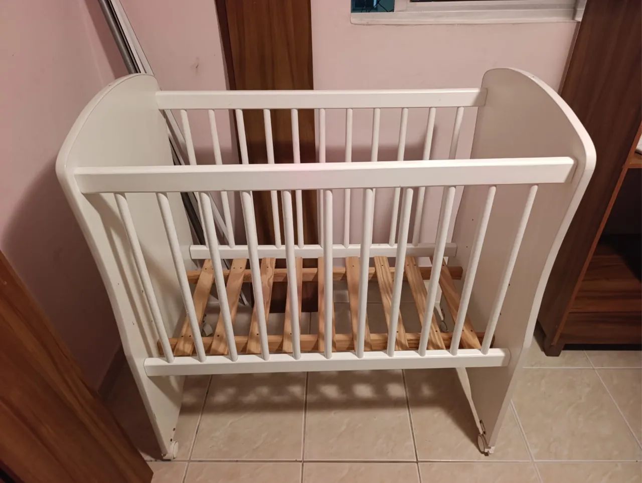Berço de bebê com colchão 