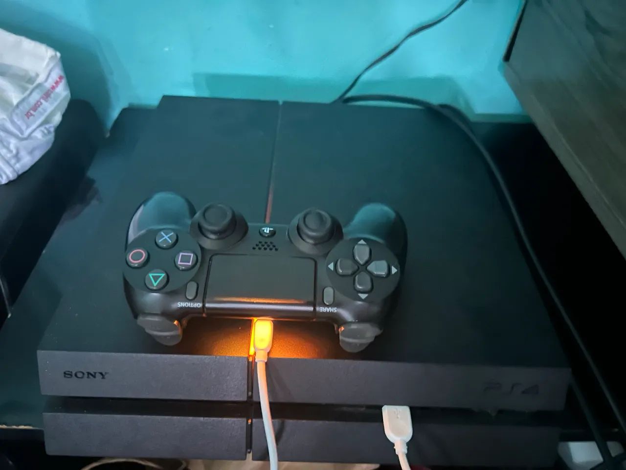 PS4 com 2 controles e jogos - Foto 3