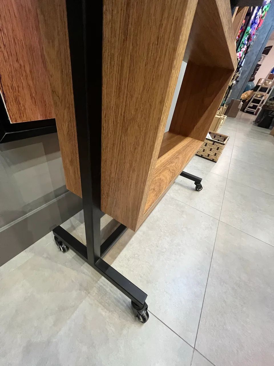 Vitrine móvel com rodinha - Foto 3