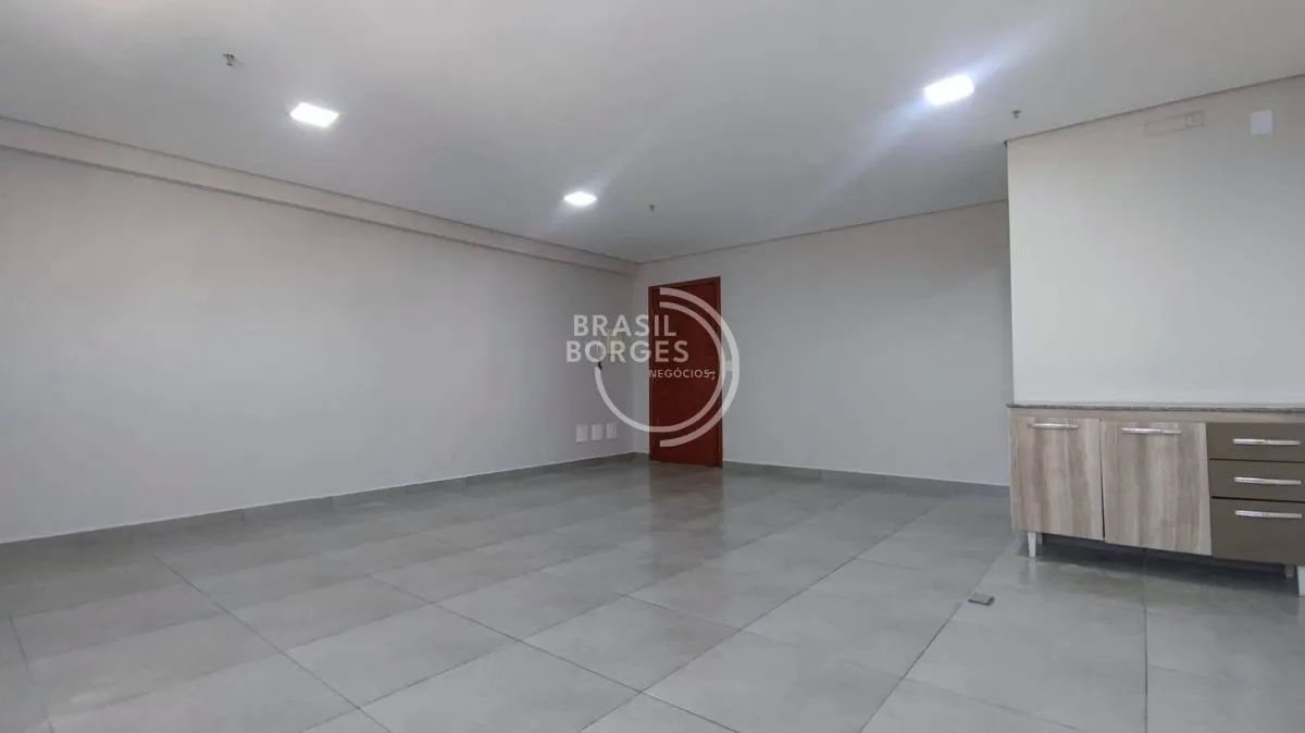 Sala Comercial 44m² no Edifício Dubai com Vaga, Copa e Banheiro