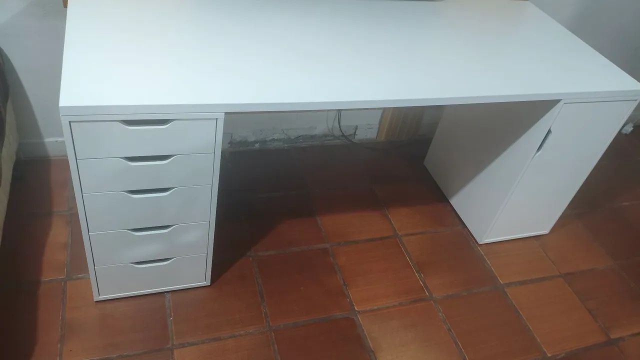 Mesa com  gavetas 