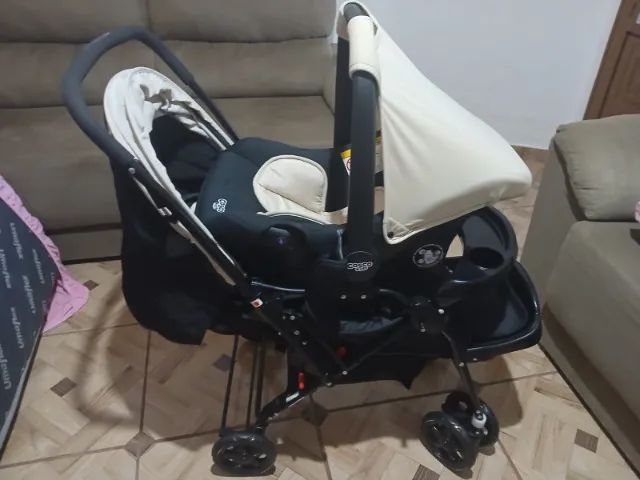 Carrinho de bebê com bebê  conforto 