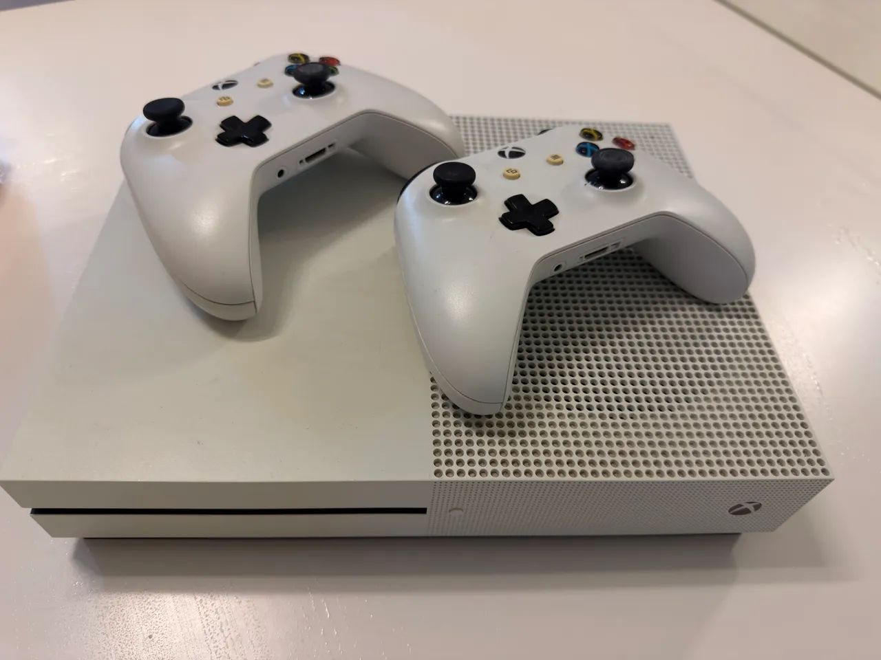 XBox One S - 1 TB + 2 Controles - Foto 4