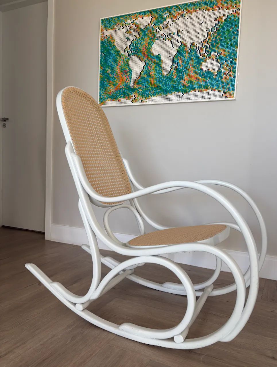 Cadeira balanço Thonet restaurada branca - Foto 3