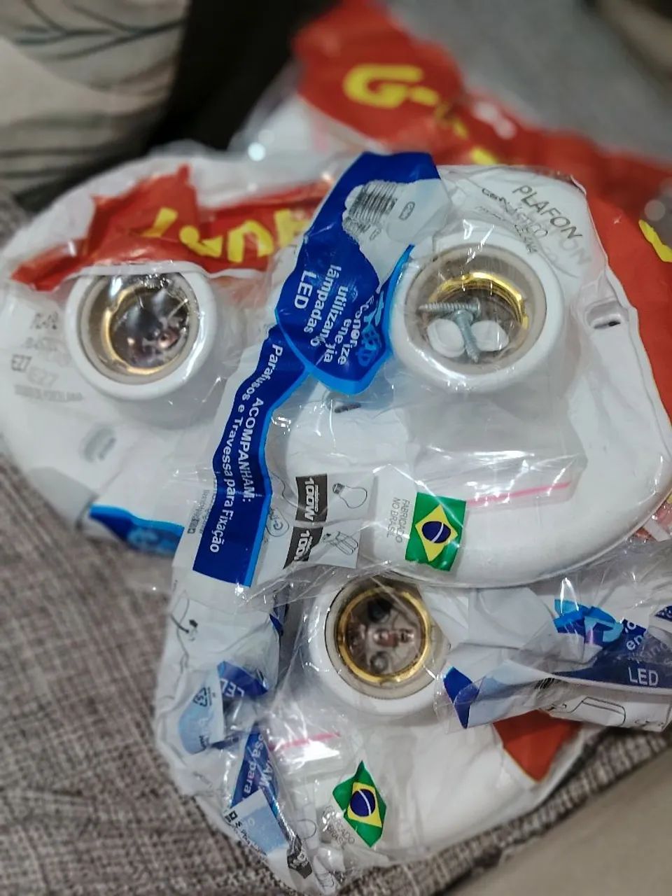 5 Plafons, tomadas de 20 e 10 amperes, 1 disjuntor de 20 Amperes.