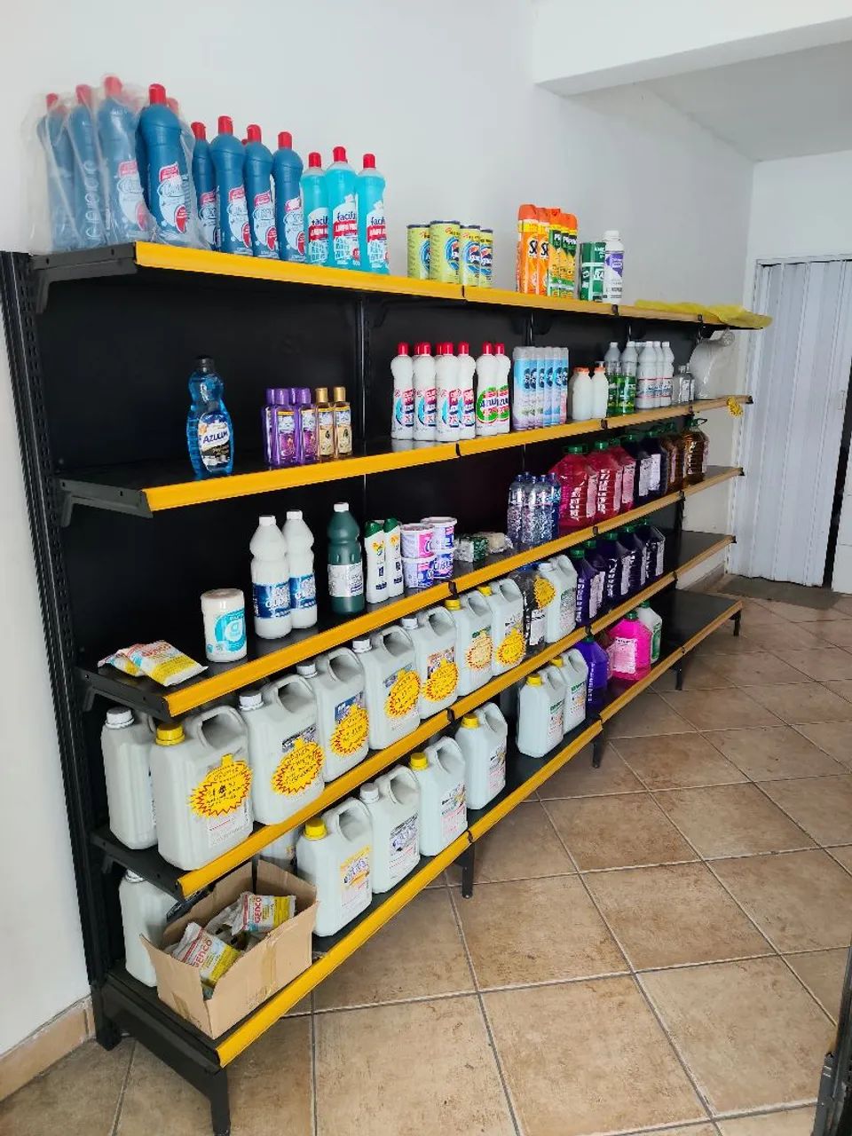 Vendo gôndola e acessórios para loja