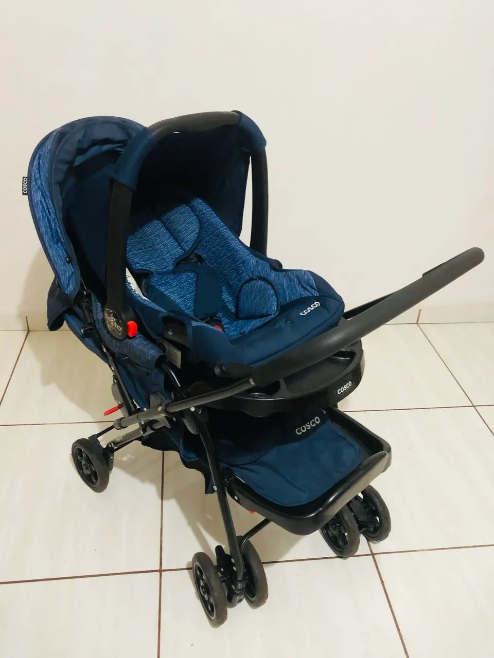 Carrinho de bebê com bebê conforto  - Foto 3