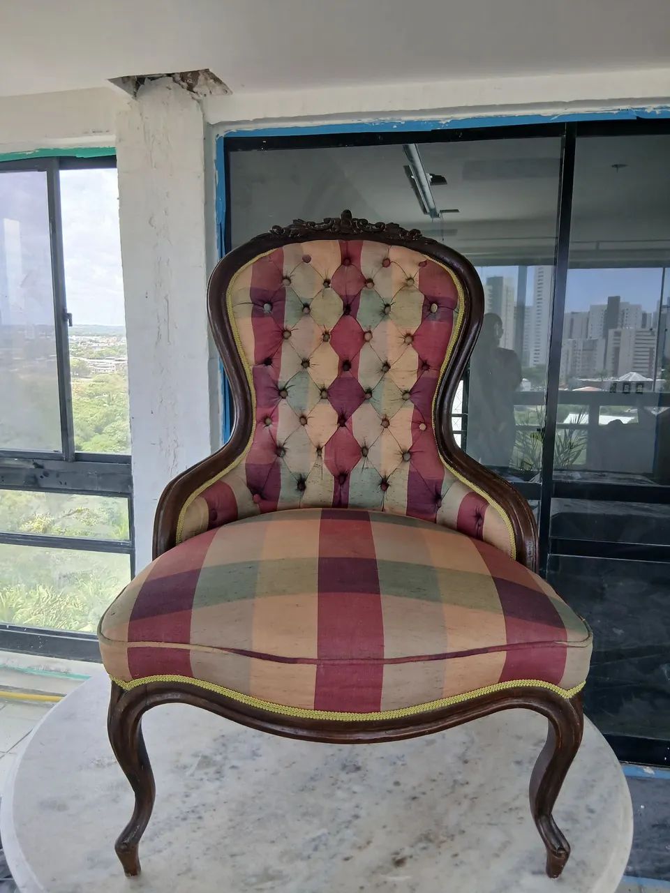 CADEIRA CONFORTÁVEL DE ANTIQUÁRIO 